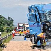 Unfall mit vier Lkw legt Autobahn lahm