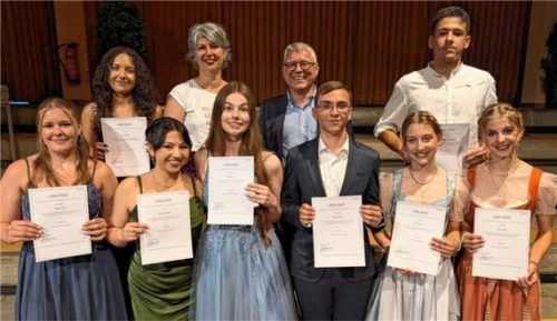 Die Besten der FOS Traunstein: (von links) Greta Weber (1,4), Patricia Bata (1,5), Annabelle Stroka (1,2), Thea Hasenöhrl vom Elternbeirat, Lena Einsiedl (1,0), Schulleiter Dr. Bernd Seuling, Simon Franzler (1,4), Marlene Seiler (1,0), Gianluca Cucchiararo (1,2) und Isabell Seiler (1,0).Foto Hobmaier