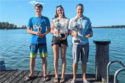 Die Besten: (von links) Vinzenz Hövel, Amelie und Felix Huber präsentieren stolz ihre Pokale nach der Clubmeisterschaft. Foto Stadler