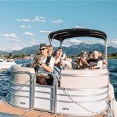 Übersee-Feldwieser musizieren auf acht Elektrobooten