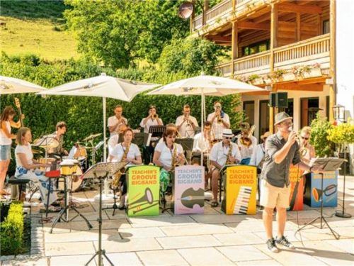 Die Blechbläser der „Teachers Groove“-Big-Band spielen auf der Terrasse des Berghotels Adersberg. Foto Flug