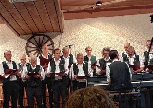 Die Chorsänger mit Konrad Liebscher am Klavier. Foto Prokop