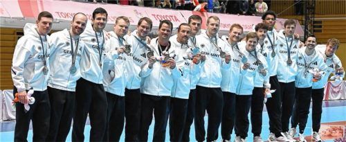 Die deutsche Gehörlosennationalmannschaft, hier beim Silbermedaillengewinn bei den Deaflympics in Tokio, bestreiten beim SV Wacker Burghausen ein Jubiläumsspiel zum 80. Geburtstag der Handballabteilung.Foto DGSV/Roland Knöchel