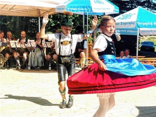 Die Dirndl und Buam hatten für ihren Auftritt fleißig geübt. Foto Hötzelsperger