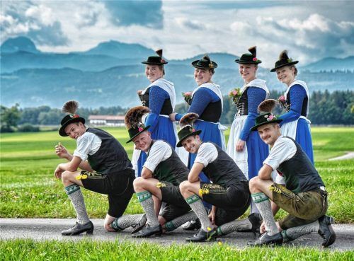 Die Dirndl und Burschen der Oberlandler freuen sich auf die Festwochen in Willing. Fotos regina kern