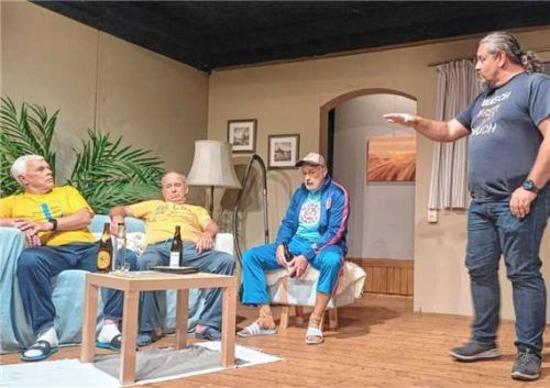 Die drei arbeitslosen Männer (von links) Michael (Rudi Stier), Franz (Franz X. Reiner) und Georg (Christian Lucke) lassen sich von den Ideen Josefs (Michael Hartl) inspirieren. Foto Giesen