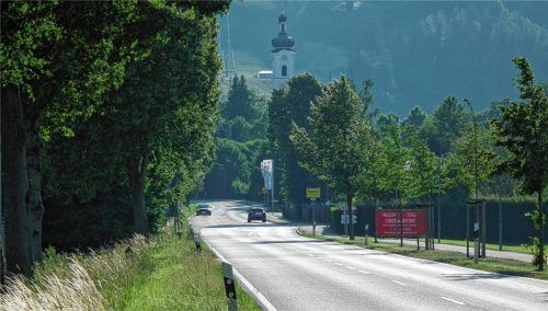 Die Einflugschneise Ost auf der geraden Strecke der Tiroler Straße verleitet manche Autofahrer dazu, zu schnell in den Ort zu fahren. Foto Schubert