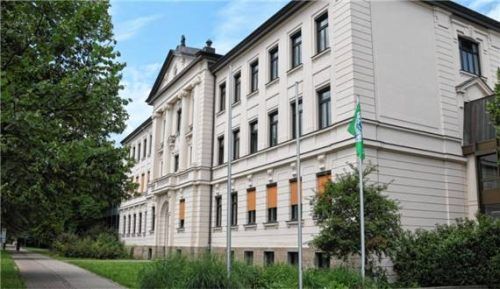 Die Einsatzkräfte eilten gestern zum Ignaz-Günther-Gymnasium in Rosenheim. Foto Aberle