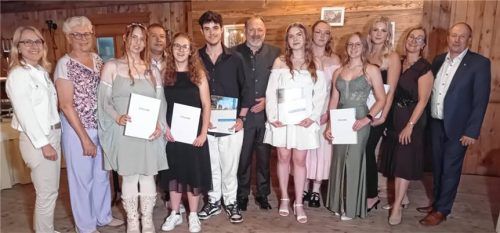 Die Einser-Absolventen aus der Gastronomie mit (von links) Bürgermeisterin Claudia Hungerhuber, stellvertretender Landrätin Ilse Preisinger-Sontag, Ernst Raspl (Dehoga-Kreisvorsitzender Altötting), Holger Nagl (Dehoga-Kreisvorsitzender Mühldorf), Oberstudienrätin Doris Kallinger und stellvertretendem Schulleiter Matthias Lang. Foto maier
