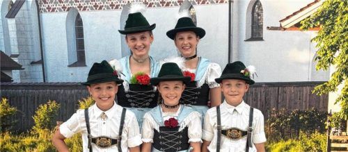 Die Endorfer Teilnehmer, die es unter die ersten drei Plätze geschafft haben: (hinten von links) Veronika Loy (3. Platz, Dirndl 4), Regina Loy (1. Platz, Dirndl 3) sowie (vorne von links) Simon Hamberger (1. Platz, Buam 1), Finni Mayer (3. Platz, Dirndl 2) und Florian Freese (2. Platz, Buam 2). Foto Zangl