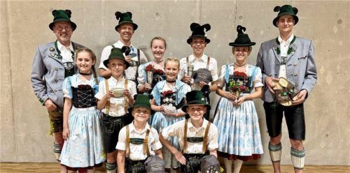 Die erfolgreichen Teilnehmer des Vereinspreisplattelns in Aschau im Chiemgau. Foto H. Reiter