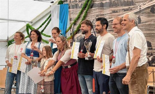 Die Erst-, Zweit- und Drittplatzierten des „Meister des Sports 2026“ bei der Siegerehrung im Bernauer Festzelt. Foto re