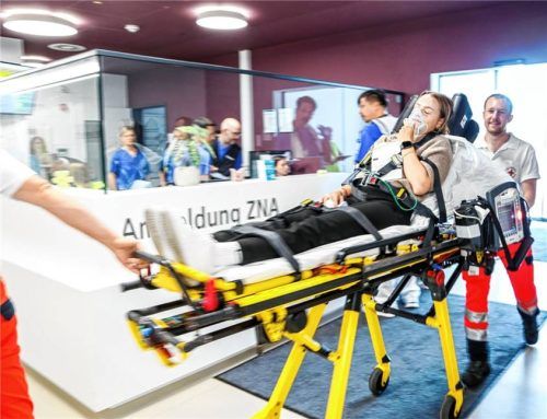 Die ersten „Patienten“, freiwillige Darsteller, werden eingeliefert. Foto Johanniter/Gerhard Bieber