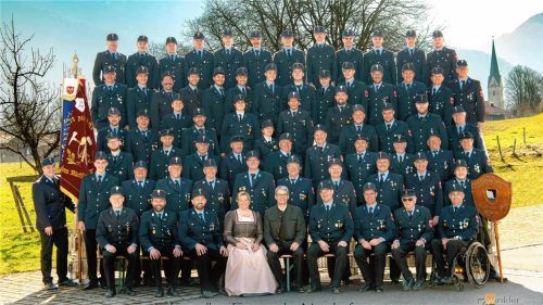 Die Feuerwehr Nußdorf mit den Bürgermeistern der Gemeinde.