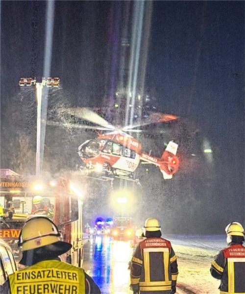 Die Feuerwehr Ostermünchen bei einem Einsatz mit Hubschrauber-Unterstützung.