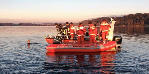 Die Feuerwehr Prutting bei einer Übung mit der Wasserwacht.