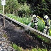 Böschung an Bahndamm in Brand geraten