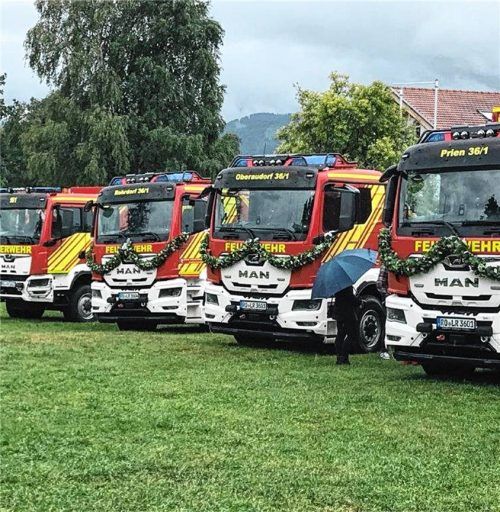 Die Feuerwehrfahrzeuge sind schon im Einsatz. Die Fahrzeugweihe fand im Rahmen des Jubiläums „1.100 Jahre Bernau“ statt. Die Gemeinde Bernau am Chiemsee hat in den vergangenen Jahren fast 1,3 Millionen Euro in Fahrzeuge investiert. Jetzt wird das Feuerwehrhaus für 2,3 Millionen Euro erweitert. Fotos Dachs