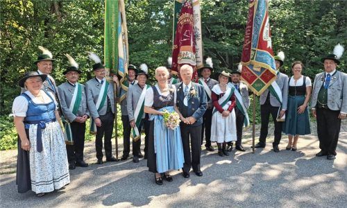 Die Gebirgsschützen gratulieren dem Hochzeitspaar mit einem zweifachen Ehrensalut. Foto Uwe Hecht
