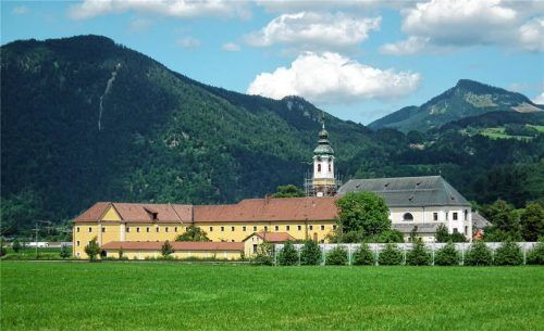 Die Gemeinde Oberaudorf plant den Erwerb des Klostergebäudes in Reisach und will durch Veranstaltungen Einnahmen erzielen. Foto Schubert