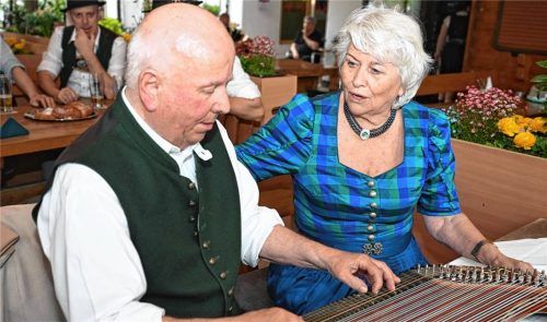 Die Geschwister Juliane und Peter im Jahr 2025 beim 80. Geburtstag von Peter im Duschl-Biergarten. Foto  Ruprecht