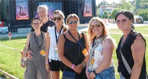 Die glücklichen Gewinner: (von links) Stephie und Jörn Brinkmeier, Sabrina und Marianne Zehrer, Lisa Dialler und Marianne Ableitner. Foto Peter Huber