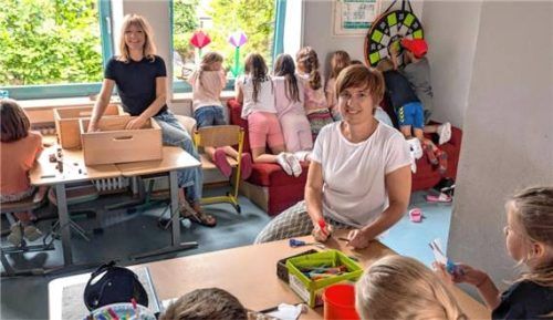 Die Grundschule in Kiefersfelden bietet ein umfangreiches Betreuungsprogramm für die Schulkinder an. Die gemischte Grundschulbetreuung teilen sich Christine Hofmann (hinten) und Petra Wallner. Foto Franz Hoffmann
