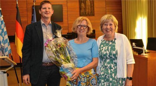Die gute Seele der Referendargeschäftsstelle Irmgard Maier (Mitte) mit Landgerichtspräsidentin Anja Kesting und Dr. Anton Burger, hauptamtlicher Ausbildungsleiter für Referendare. Foto Kretzmer