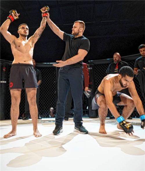 Die Hand geht nach oben: Simon Chumak (links) wird nach seinem frühen Sieg zum Gewinner erklärt. Foto Underdogs MMA