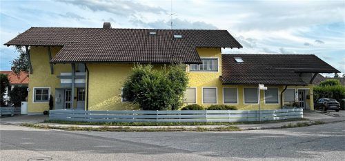 Die Hausarztpraxis an der Bussardstraße 8 (links) soll ausgebaut werden. In der jüngsten Gemeinderatssitzung erläuterte Bürgermeister Stefan Schlaipfer die konkreten Pläne. Foto Kathrin Gerlach