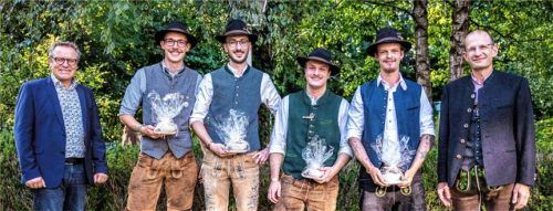 Die Jahrgangsbesten mit Schulleitung sind von links: Schulleiter BSZ Rosenheim Studiendirektor Claus Schemm, Luca Sendlinger, Simon Bauer, Leonhard Hirsch, Dominik Hundhammer und der stellvertretende Schulleiter Studiendirektor Josef Oberniedermaier. Foto Staatliche Fachschule Rosenheim