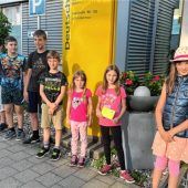 Kinder erkunden das Briefzentrum in Kolbermoor