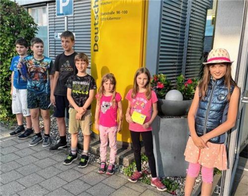 Die Jugendgruppe des Briefmarken-Tauschvereins Bad Aibling-Mangfalltal vor dem Briefzentrum 83 in Kolbermoor. Foto Briefmarken-Tauschverein Bad Aibling-Mangfalltal e.V.