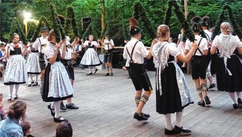 Die Jugendgruppe des Trachtenvereins „Daxenwinkler“ Atzing führt einen Sterntanz auf. Foto Hötzelsperger