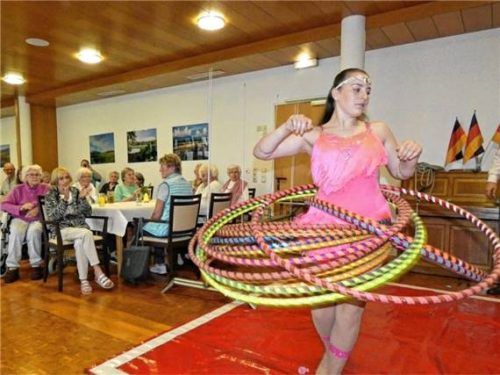 Die junge Artistin des „Circus Dumbo“ begeistert das Publikum mit ihrer Hula-Hoop-Performance, bei der sie mehrere Reifen gleichzeitig dreht. Foto Markus Müller