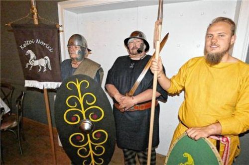 Die keltische Darstellergruppe „Keltoi Norici“ tritt ab sofort als „Aktivengruppe“ des Heimat- und Geschichtsvereins Bedaium in Erscheinung. Das Foto zeigt deren Chef Klaus Horack (von links), Harry Ehgartner und Johannes Mühlbacher. Foto mmü