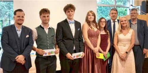 Die Klassenbesten der drei Abschlussklassen an der Mittelschule Siegsdorf werden ausgezeichnet: (von links) Lehrer Franz Metz (9a), Lukas Buchschachner 10aM (1,2), Kilian Sollacher 10bM (1,7), Amelie Festl 9a (1,3), Emelie Havel 10aM (1,2) sowie Rektor Stefan Preis, Agnes Rogowsky (10bM) und Theo Amberger (10aM). Foto Krammer