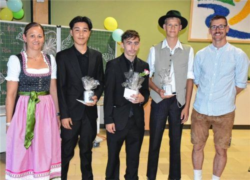 Die Klassenbesten: (von links) Klassenlehrerin Birgit Pfänder mit den Schülern Ehsan, Ilias und Veit sowie Klassenlehrer Ben Stone. Foto Wunderlich