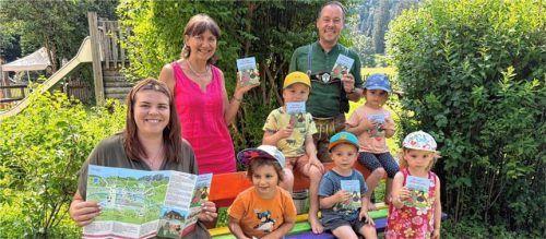 Die Kleinen des Kindergartens Sachrang und ihre Erzieherinnen waren die Ersten, die von Tourismus-Chef Herbert Reiter (hinten) den neuen Entdecker-Plan bekamen. Foto re