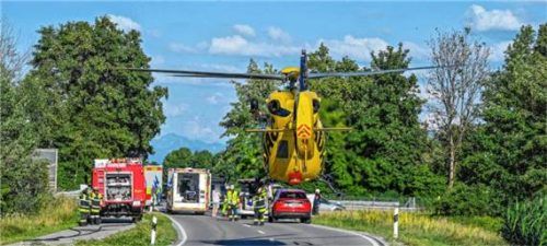 Die Kreisstraße RO13 war nach dem schweren Unfall zeitweise komplett gesperrt.Foto Markus Steinberger/EinsatzReport24