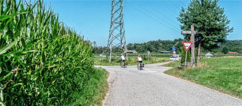 Die Kreuzung in Rohrdorf, an der sich der schwere Verkehrsunfall ereignete. Wer aus Richtung Pinswang kommt, muss Vorfahrt gewähren. Foto Johannes Thomae