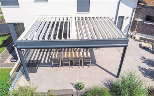 Die Lamellen des Terrassendachs können individuell verstellt werden. Foto pr/fledmex.com