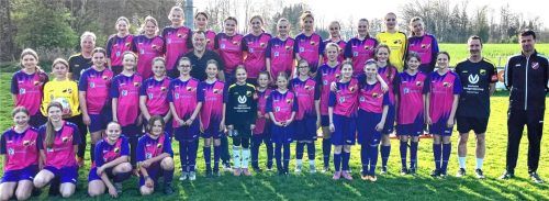 Die Mädchen der Spielgemeinschaft SV Schonstett/SV Vogtareuth mit Trainern und Sponsor in ihren neuen Trikots. Foto SV Schonstett / SV Vogtareuth