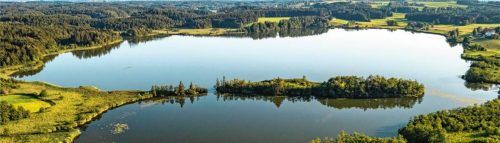 Die malerische Seenlandschaft der Eggstätter Hemhofer-Seenplatte mit ihren grünen Ufern und bewaldeten Inseln. Foto Pia Steen