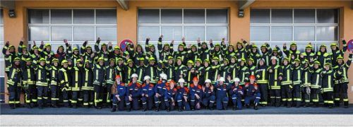 Die Mannschaft der Feuerwehr Raubling mit Jugendfeuerwehr. Foto Caro Roß fotografie