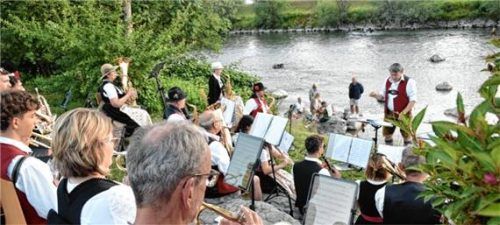 Die Marquartsteiner Musiker spielen am Ufer der Ache. Foto Wunderlich