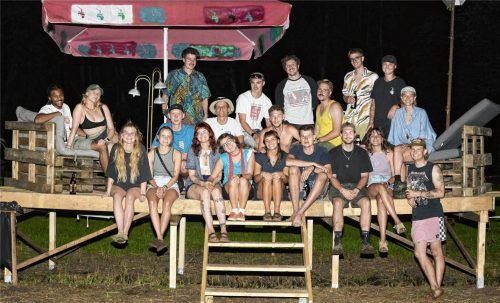 Die Mitglieder des Vereins „Bienenhof – MoorCulture“, hier bei einer Vereinsversammlung inklusive Bauwochenende auf dem Areal. Foto Bienenhof – MoorCulture/sarahwillmeroth.com