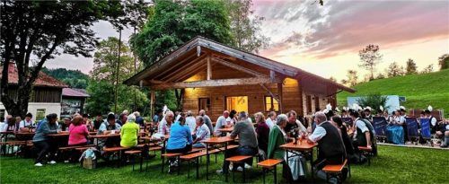 Die Musikkapelle Neukirchen und die Trachtler treten vor den Gästen im Kurpark auf. Foto  Krammer