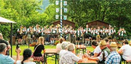 Die Musikkapelle Wössen spielt ein Standkonzert im Garten des Senioren- und Pflegeheims Unterwössen vor einem aufmerksamen Publikum. Foto Flug