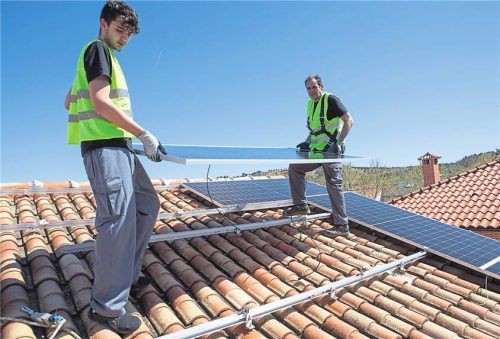 Die Neigung der Dachfläche spielt bei möglichen Feuchteschäden eine Rolle. Eine fachgerechte Installation minimiert das Brandrisiko. Foto Smarterpix/evacorb